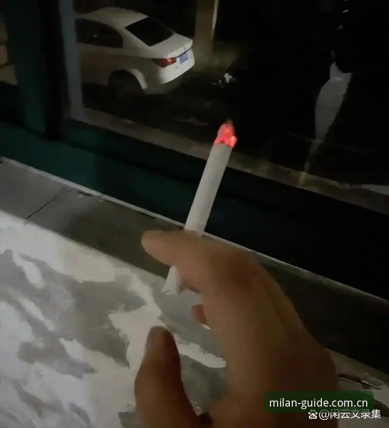 老周第一次意识到事情不对劲，是在凌晨两点。